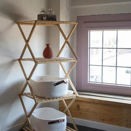 Rafikis Nest Inc Breakfast לינה וארוחת בוקר