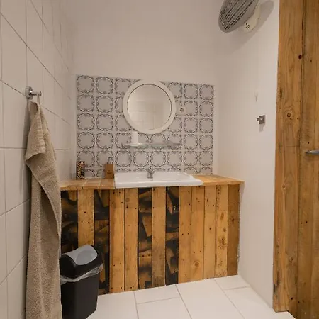 לינה וארוחת בוקר Rafikis Nest Inc Breakfast *